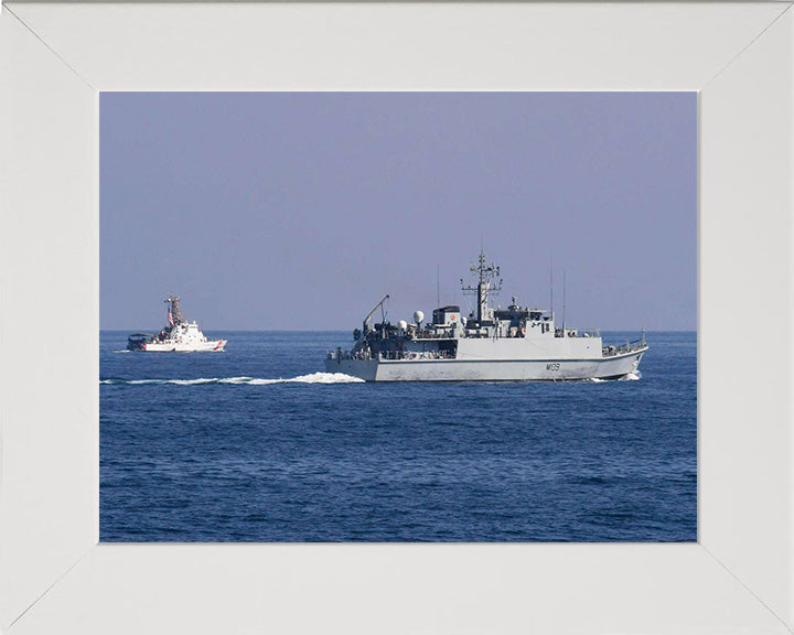 HMS Bangor M109 Royal Navy Sandown class minehunter Photo Print or Framed Print - Hampshire Prints