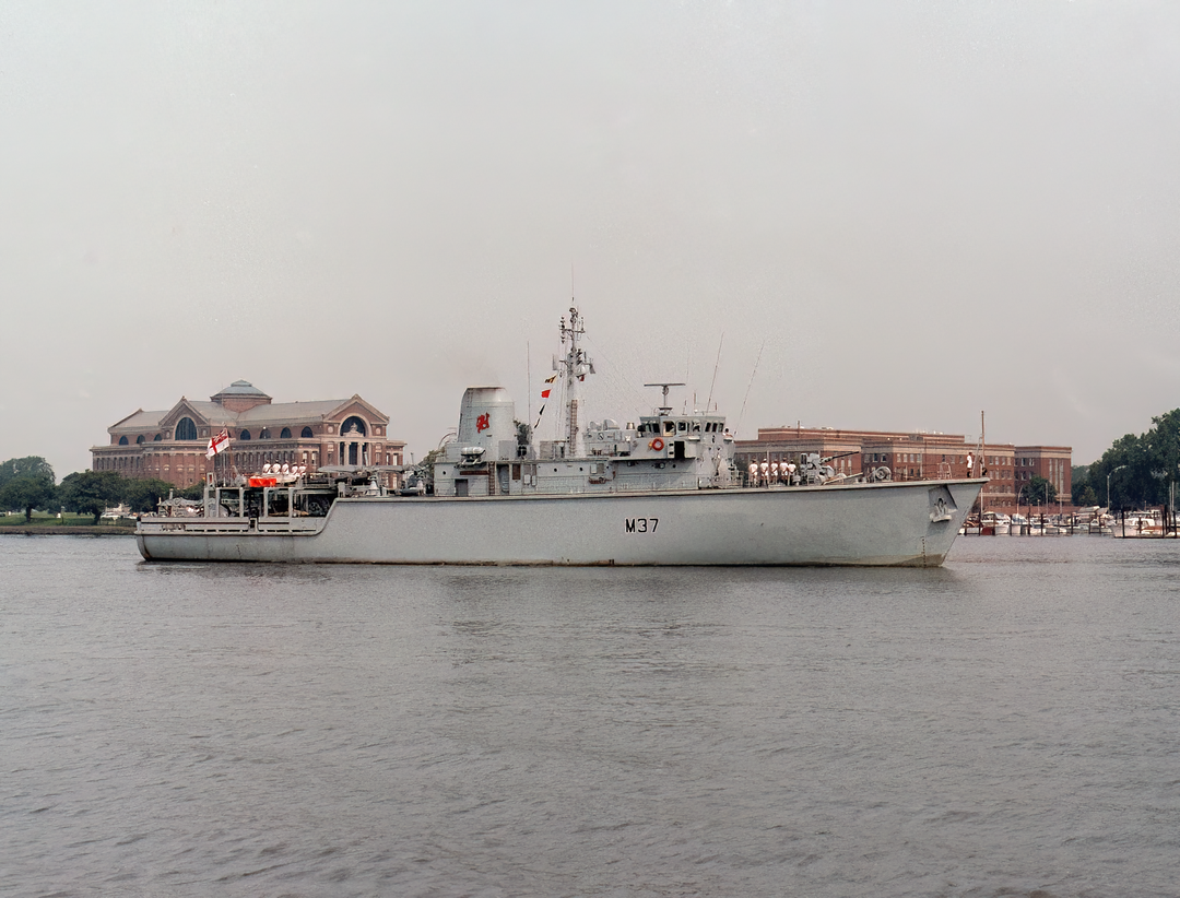 HMS Chiddingfold M37 Royal Navy Hunt class minehunter Photo Print or Framed Print - Hampshire Prints