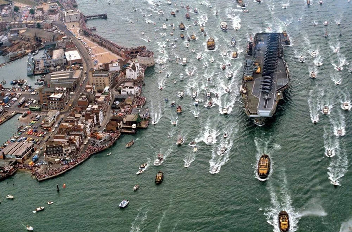 HMS Hermes R12 Royal Navy Aircraft carrier Falklands return Photo Print or Framed Print - Hampshire Prints