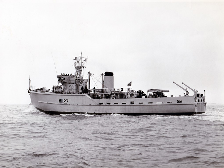 HMS Darlaston M1127 | Photo Print | Framed Print | Ton Class | Minesweeper | Royal Navy