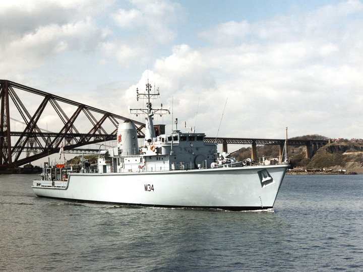 HMS Middleton M34 | Photo Print | Framed Print | Hunt Class | Mine Warfare Vessel | Royal Navy