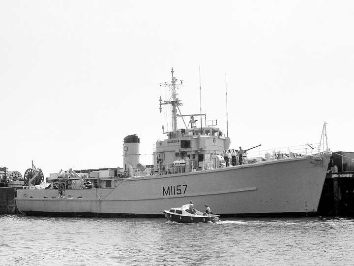 HMS Kirkliston M1157 | Photo Print | Framed Print | Ton Class | Minesweeper | Royal Navy