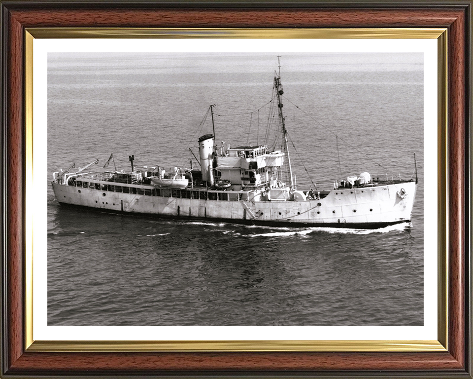 HMS Gateshead T288 Royal Navy Isles class Trawler Photo Print or Framed Print - Hampshire Prints