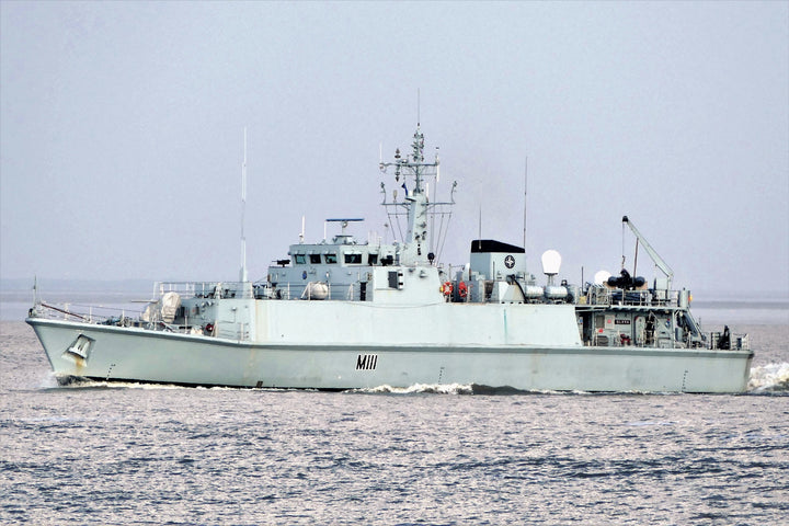 HMS Blyth M111 Royal Navy Sandown class minehunter Photo Print or Framed Print - Hampshire Prints