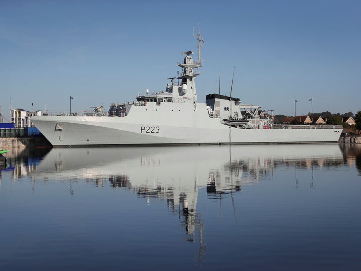 HMS Medway P223 | Photo Print | Framed Print | River Class | Patrol Vessel | Royal Navy - Hampshire Prints