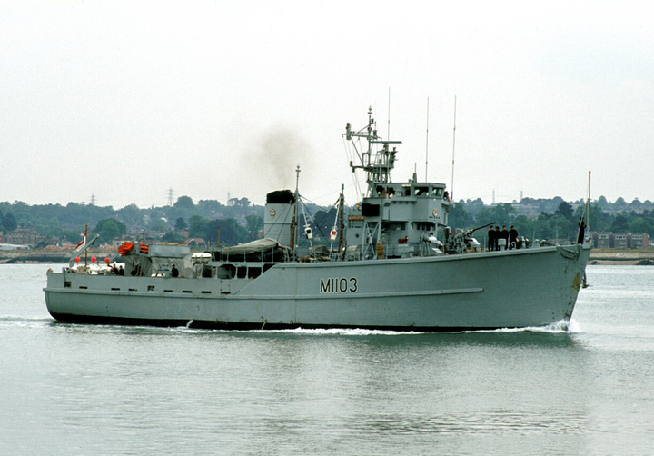 HMS Alfriston M1103 Royal Navy Ton Class Minesweeper Photo Print or Framed Print - Hampshire Prints