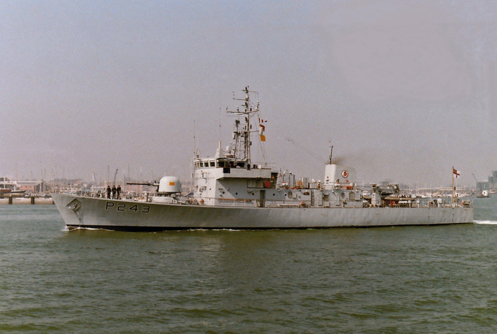 HMS Swift P243 Royal Navy Peacock Class Patrol Vessel Photo Print or Framed Print - Hampshire Prints