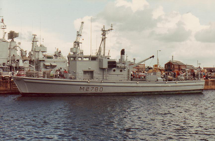 HMS Woodlark (HMS Yaxham) M2780 Royal Navy survey vessel Photo Print or Framed Print - Hampshire Prints